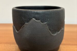 Stoneware black clay vessel (H 8cm x Ø 11cm)